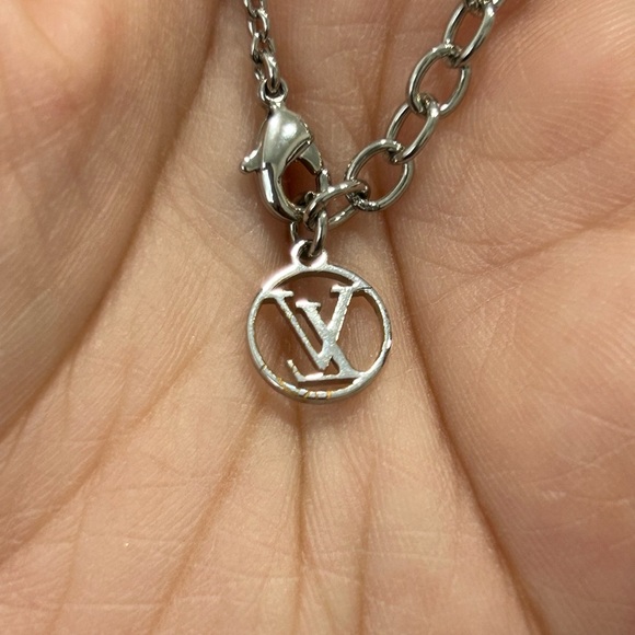 Louis Vuitton Metal Essential V Supple Necklace Silver - Picture 8 of 9